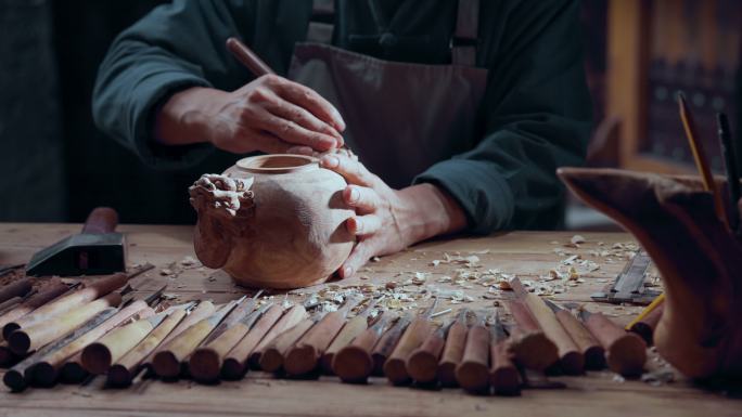 雕刻师和工作台上的大量工具