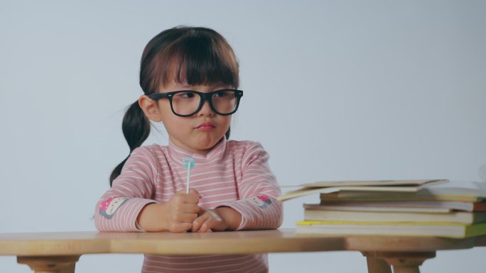 戴眼镜的小女孩看镜头的小女孩子