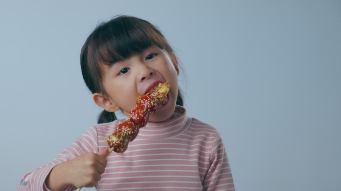 吃糖葫芦的小女孩快乐童年欢乐童年童趣