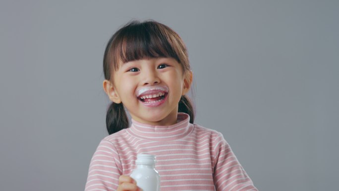 喝牛奶的小女孩人像白胡子
