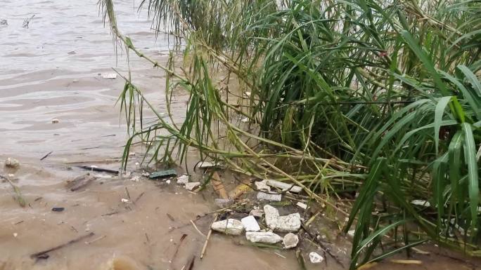 河水泄洪排泄不通涨潮暴雨洪流堰塞湖