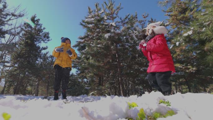 快乐儿童在雪地里玩耍