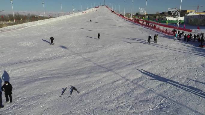 尽享冰雪魅力：航拍巴里坤滑雪场上的速度与激情