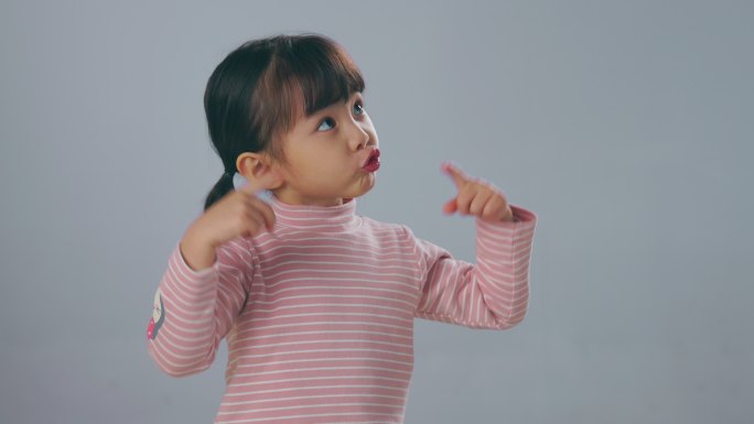 可爱的小女孩少女挥舞手舞足蹈