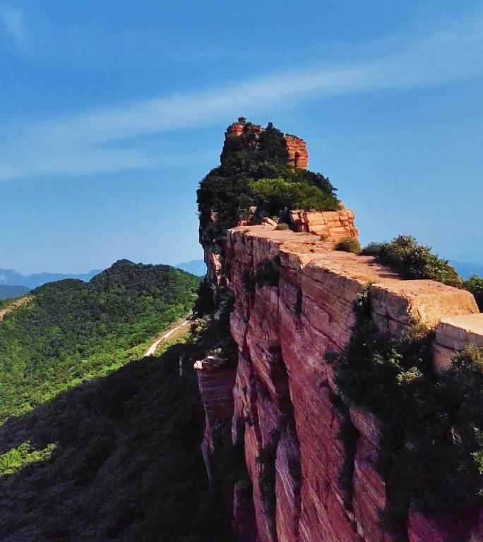 阳光下的险峰绝壁，层峦叠嶂