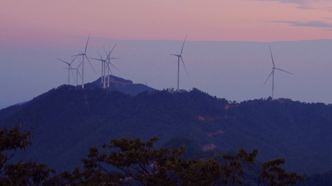马金岭风电场项目涡轮风机山顶风电清洁