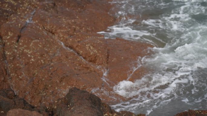 海浪冲击礁石岩石的声音