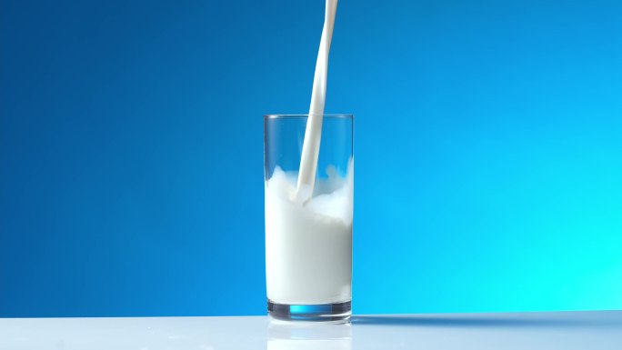 牛奶倒入玻璃杯中纯牛奶