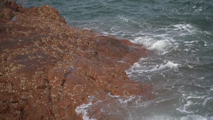 海浪冲击礁石岩石的声音