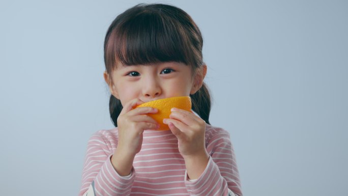 吃橙子的小女孩果实人像