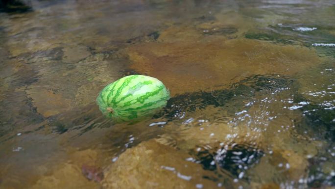 实拍夏天西瓜漂浮在清澈冰凉的溪水