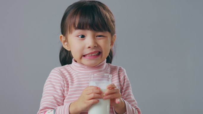喝牛奶的小女孩幸福童年快乐童年欢乐童年
