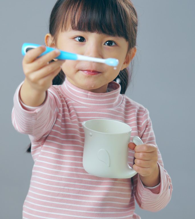 刷牙的小女孩爱牙护牙小孩