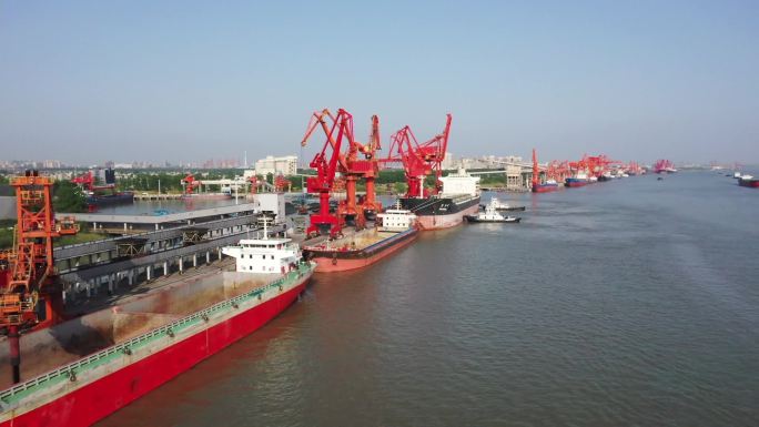 繁忙的长江航道贸易货运