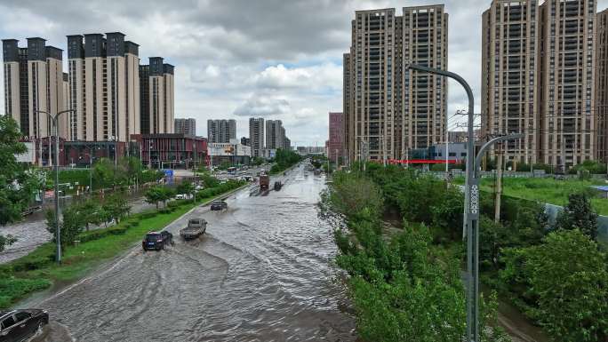 航拍4K高清-城市内涝积水汽车过水路面