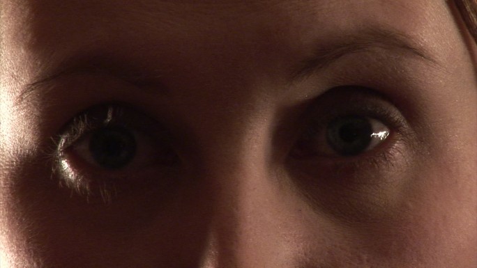 女人的眼睛特写女人的眼睛黑暗阴影
