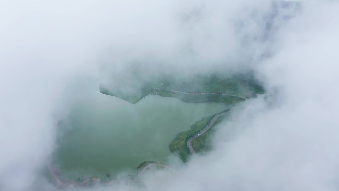 高原湖泊穿云航拍