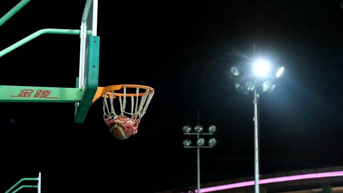 夜晚灯光篮球入球入框的特写