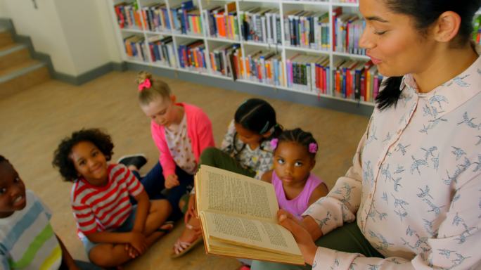 亚洲女教师在学校图书馆教孩子4k