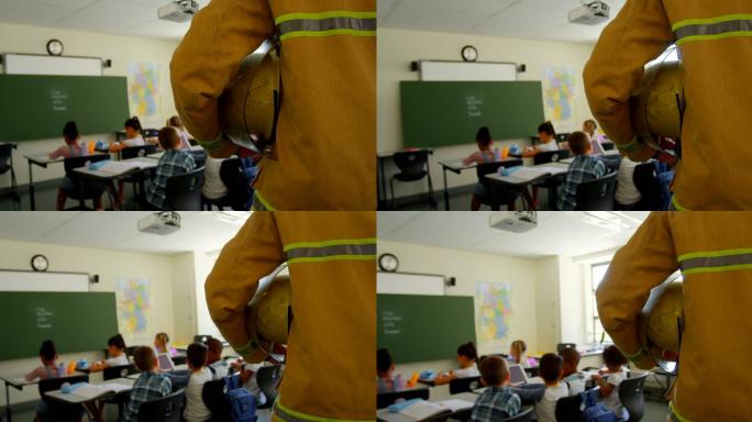 消防队员在学校教室里行走