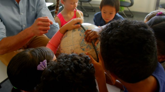 白人男老师在4k教室教他的孩子关于地球的知识