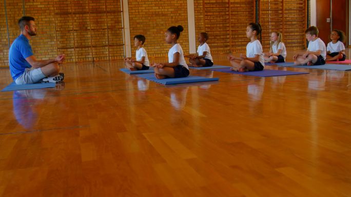 瑜伽教练教瑜伽的学校孩子在学校4k