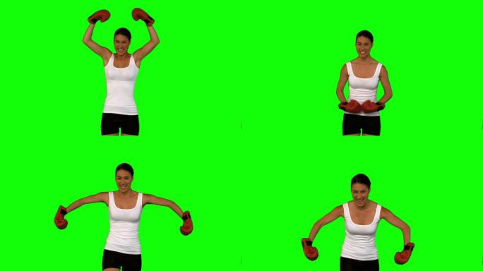 女人穿着运动服戴着拳击手套摆姿势特写