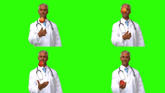 医生用慢镜头把一个苹果扔到绿色的屏幕上