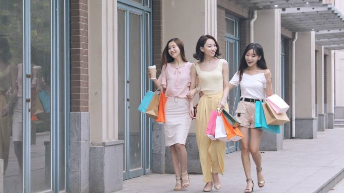 三个年轻女孩在逛街购物