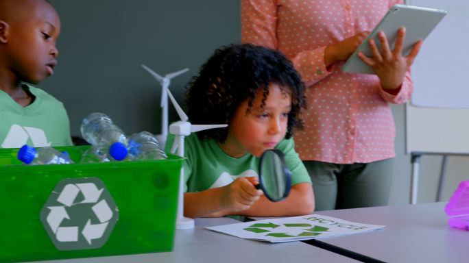 小学生在课桌上学习绿色能源和循环利用
