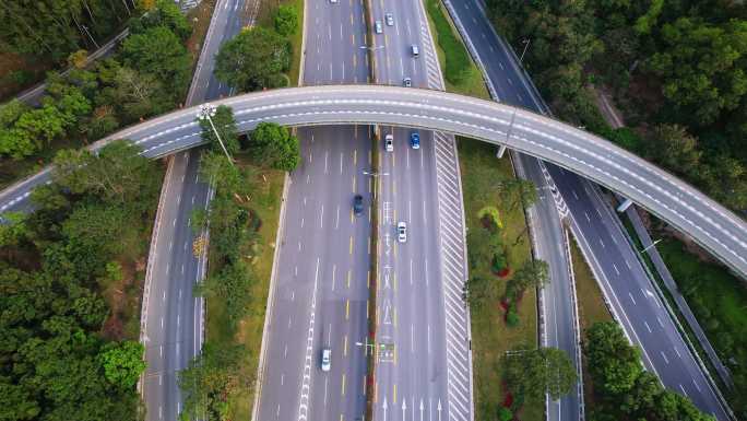 航拍山丘之间乡间高速公路道路交通枢纽