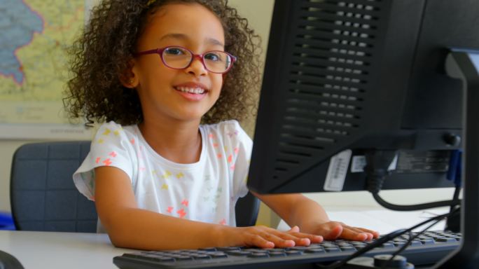 女生使用桌面电脑在教室在学校4k