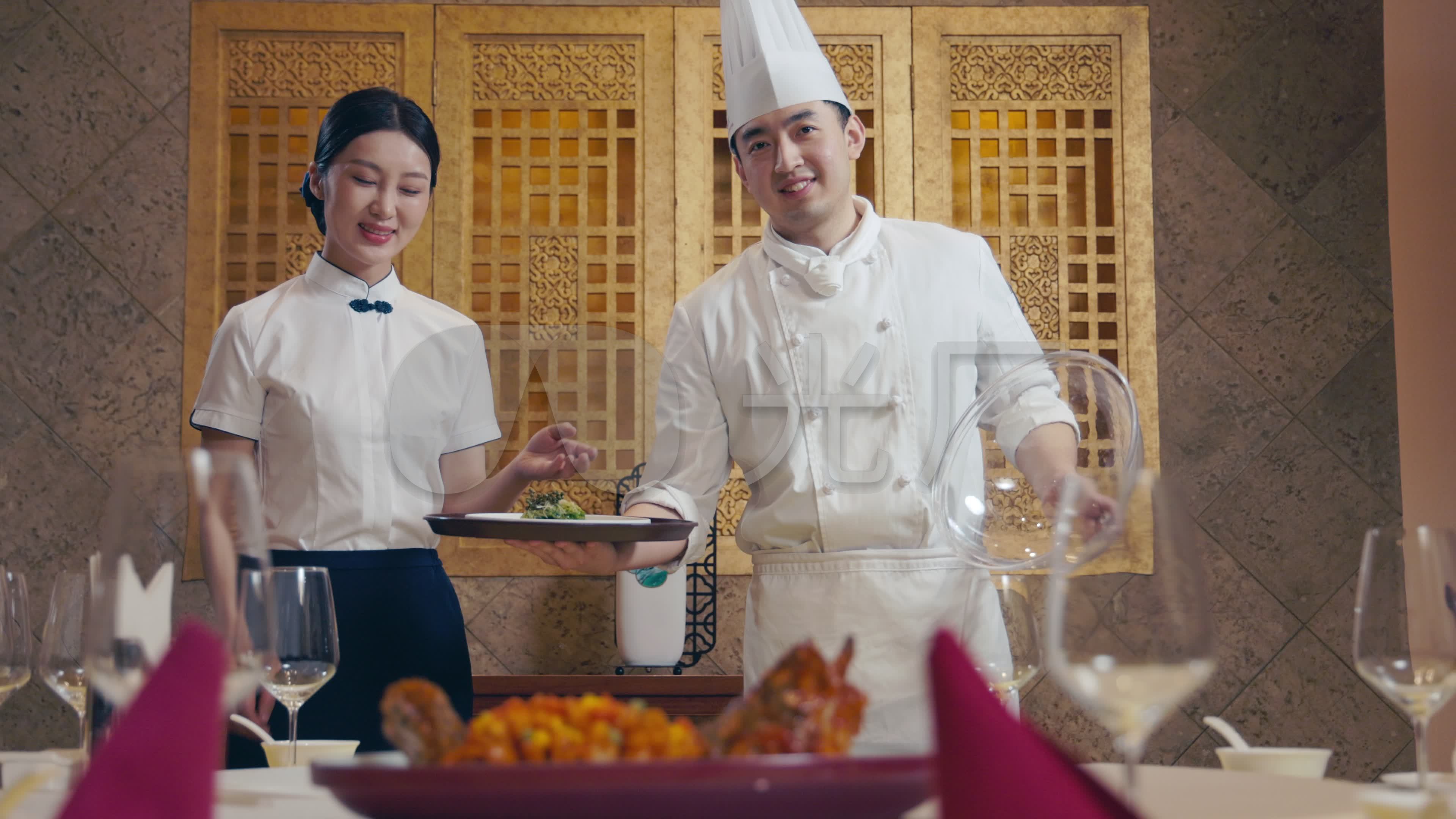 服务员给顾客上菜-蓝牛仔影像-中国原创广告影像素材