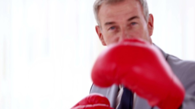 男人戴着拳击手套出拳特写