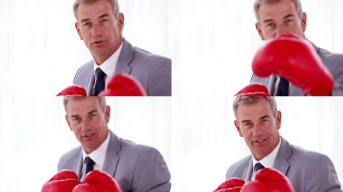 男人戴着拳击手套出拳特写