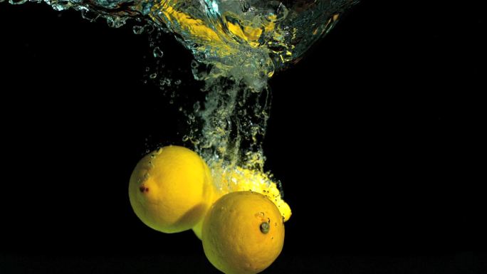 水中的柠檬特写水中的柠檬掉入水中气泡广告