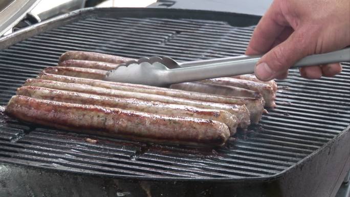 烧烤煎香肠特写烤肉肠香肠烧烤