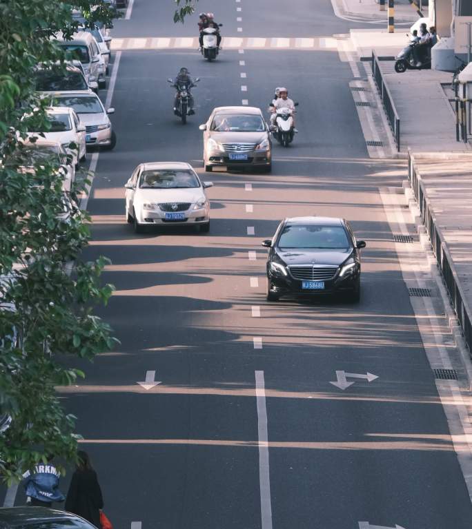 竖屏 公路 直路 公路 车辆 黄昏 行人