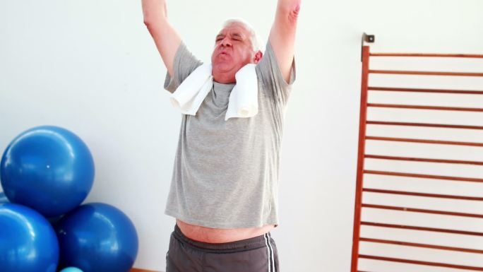 一个老人在健身房做瑜伽