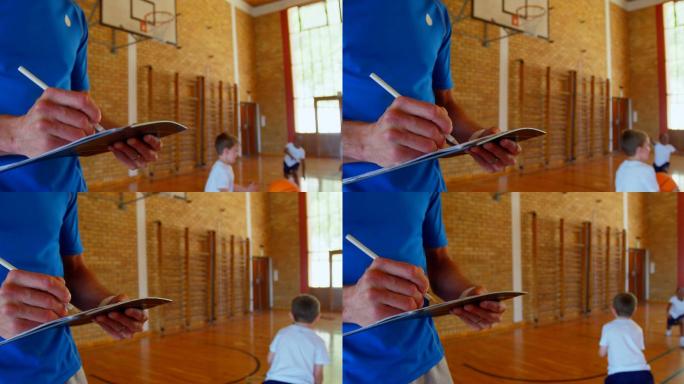 篮球教练在学校篮球场的记事本上写着