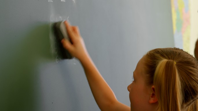 女学生清洁黑板与抹布在教室在学校4k