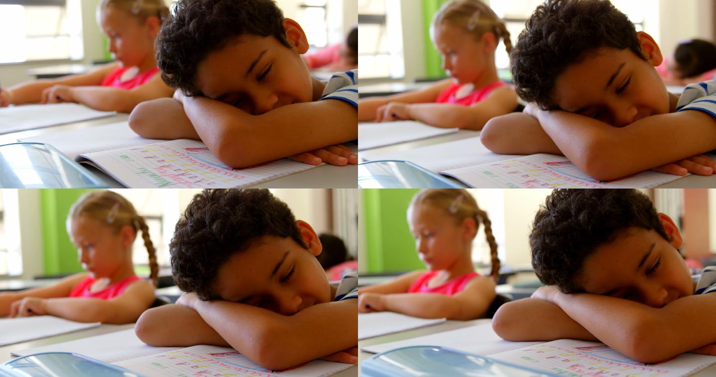 白人学生睡在课桌上在学校4k