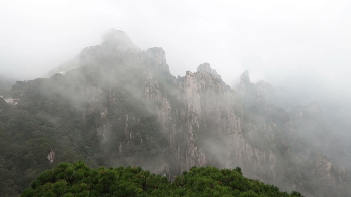 大雾中的黄山美景大雾高山