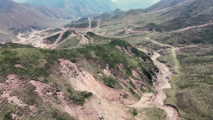 俯瞰山脊、山坳、羊群