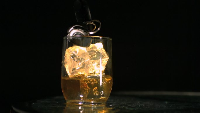 车钥匙掉在装满威士忌的玻璃杯里特写