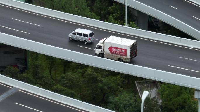 快狗打车在城市高架上行驶新兴南路快速路