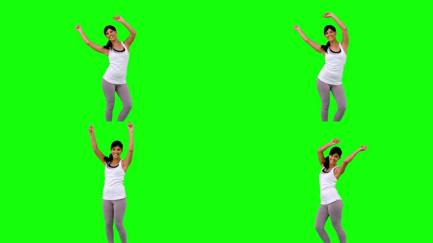 女人在绿色背景下跳舞特写