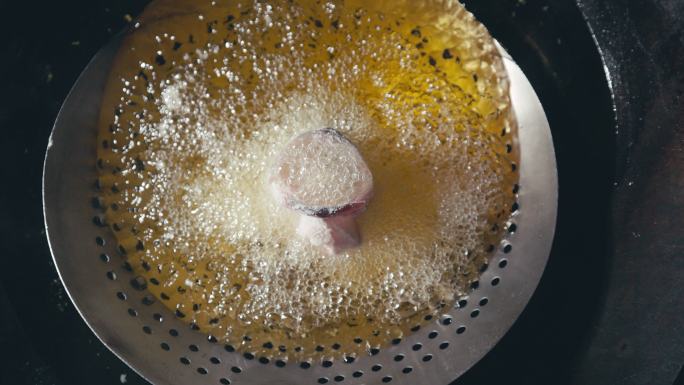 烹饪菜肴热油炸鱼做菜