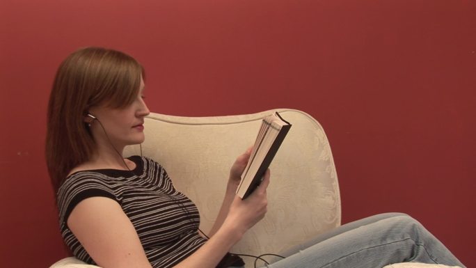 一个女人阅读特写消遣娱乐休息