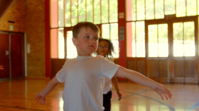 小学生在练习瑜伽外国人老外小孩儿童舞蹈室